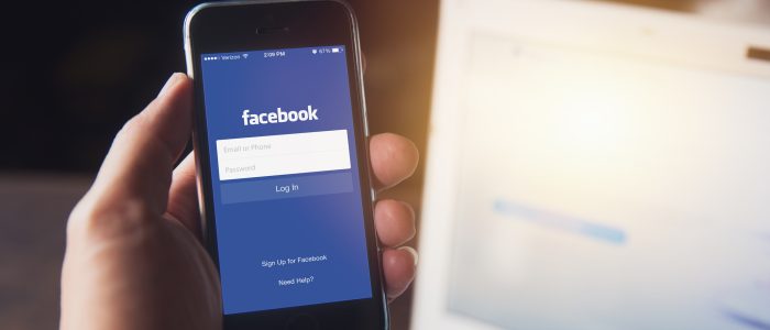 Ein Smartphone mit Login, der Zugang zu einem Facebook-Konto verschafft