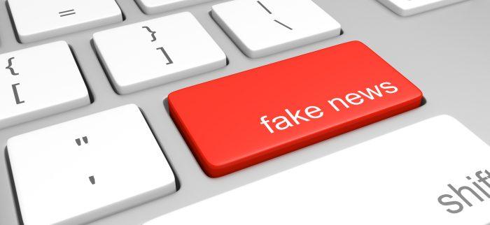 Tastatur mit einer roten Fake-News-Taste