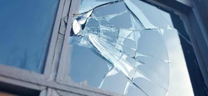 Ein beschädigtes Fenster