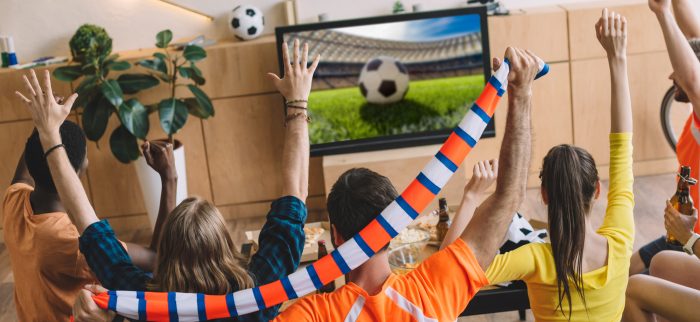 Junge Fußball-Fans streamen ein Spiel über einen IPTV-Piraterie-Dienst (Symbolbild)