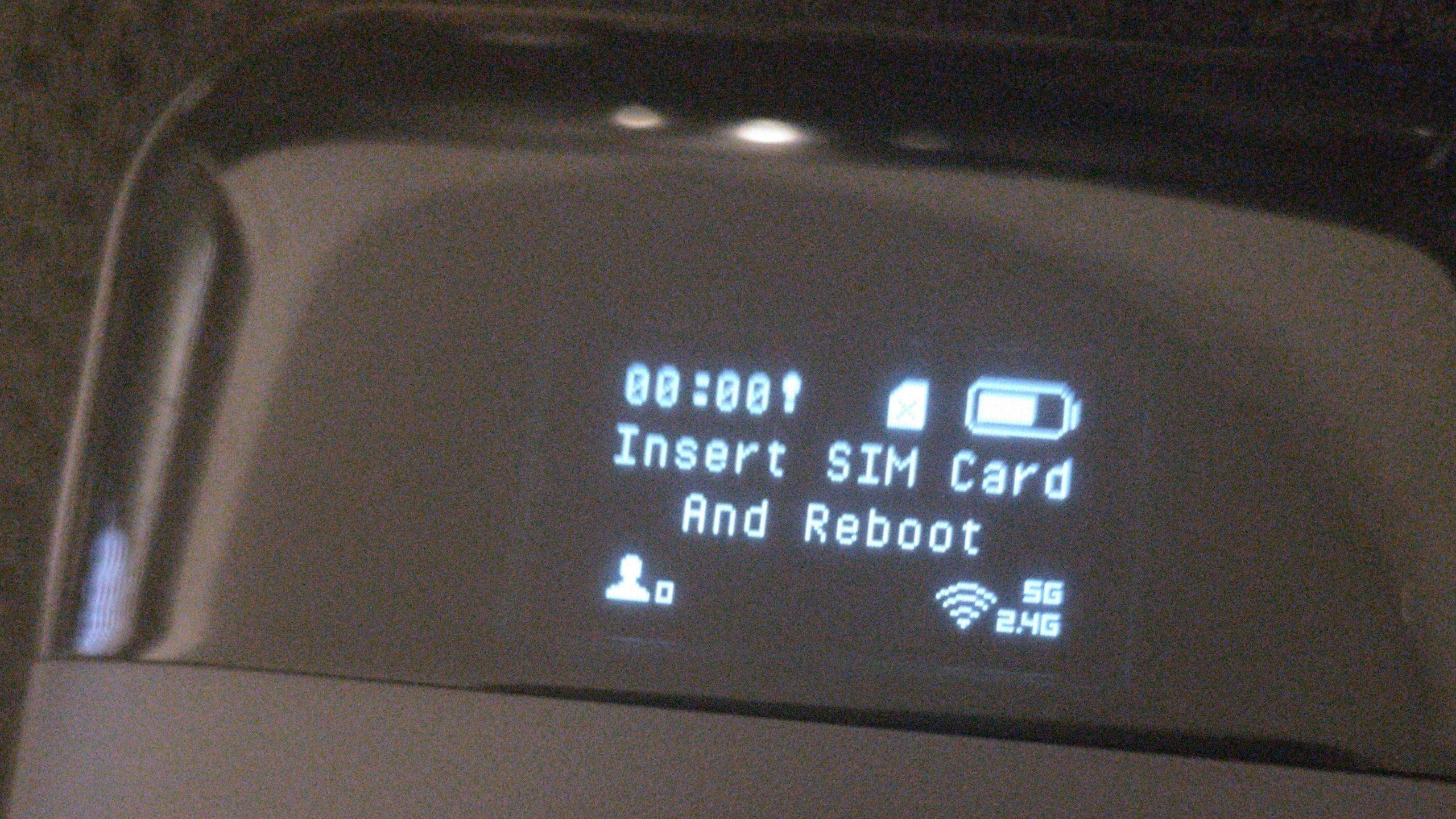 GL.iNet Mudi G-E750 Router - Inser SIM Card and Reboot auf dem Display