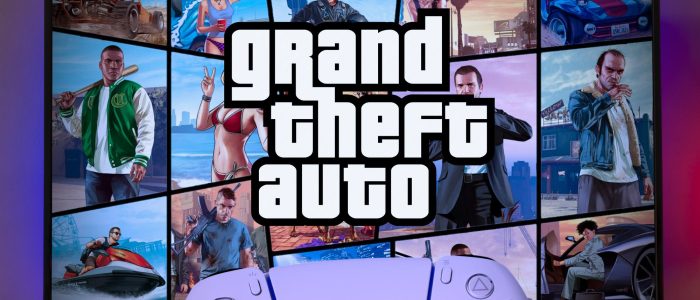 Ein Fernseher mit dem GTA 6 Vorgänger und ein Playstation Controller