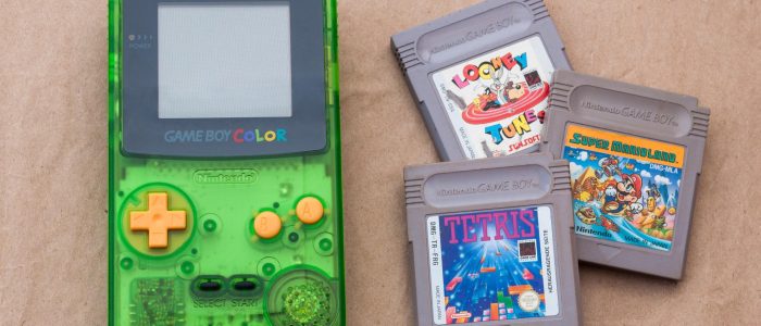 Grüner Game Boy Color mit drei Spielen