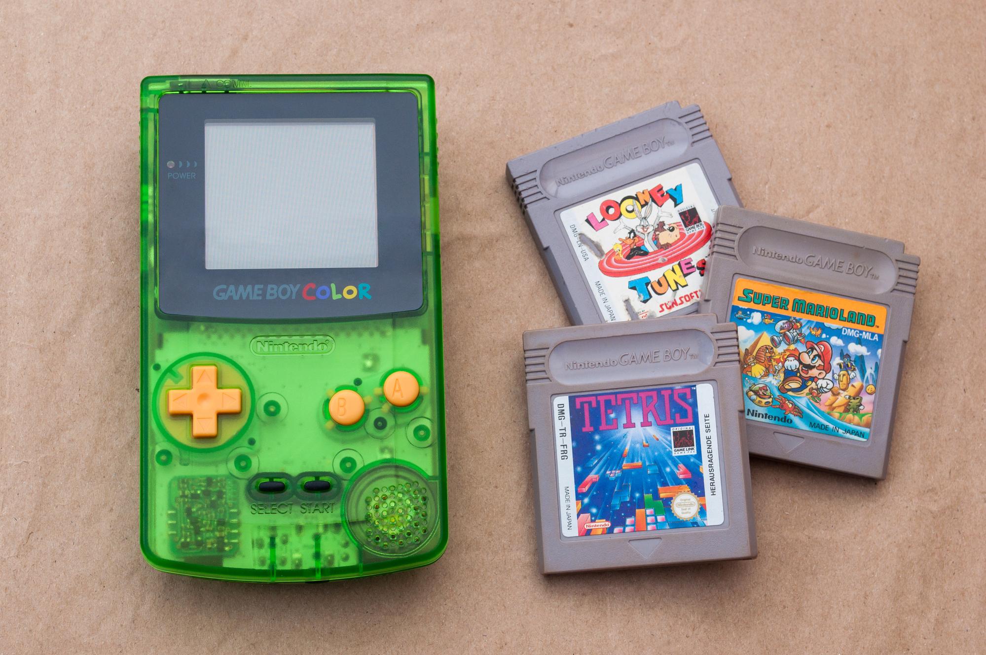 Grüner Game Boy Color mit drei Spielen