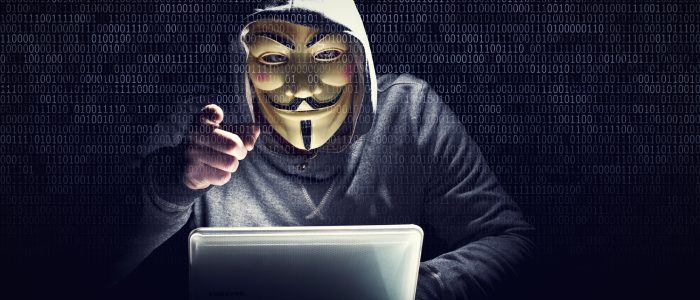 Hacker mit Maske, der gerade Deinen Router übernommen hat (Symbolbild)