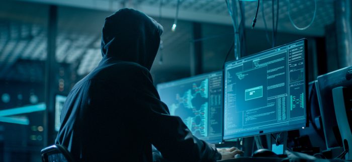 Ein Hacker bei der Veröffentlichung seiner per Ransomware-Angriff erbeuteten Daten (Symbolbild)