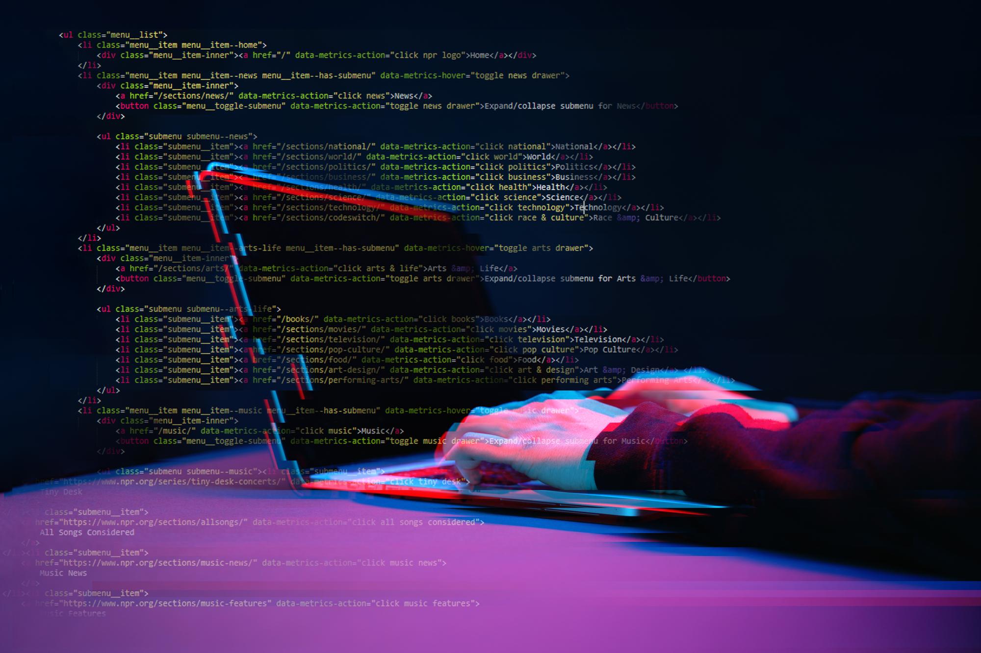 Hände eines Hackers auf einem Notebook mit Quellcode im Hintergrund