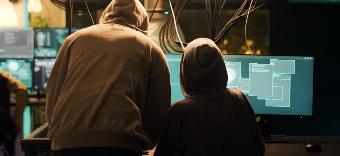 Zwei Hacker schauen schockiert auf ihre geleakten RaidForums-Registrierungsdaten (Symbolbild)
