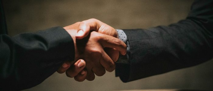 Handschlag mit Pistolen