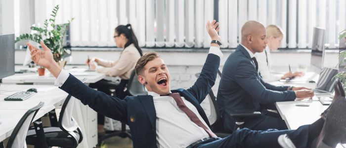 Büroarbeiter freut sich auf einen freien Nachmittag, da er ohne Google-Dienste nicht arbeiten kann