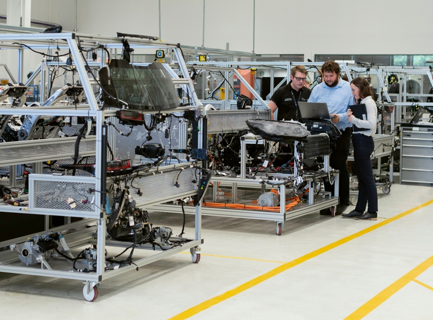 Ingenieure in einer Automobilfabrik