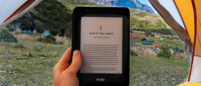 Kindle-Software-Update, Amazon Kindle in einem Zelt