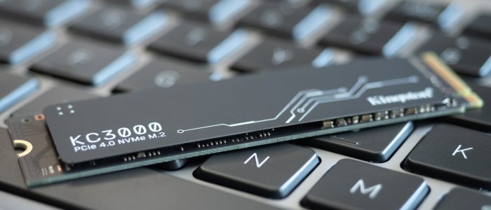 Eine SSD des Herstellers Kingston auf einer Notebook-Tastatur