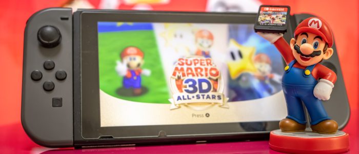 Eine Mario-Figur vor einer Nintendo Switch