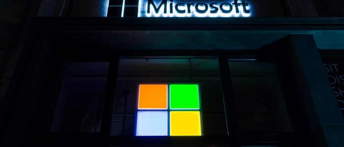 Firmengebäude von Microsoft in Berlin bei Dunkelheit