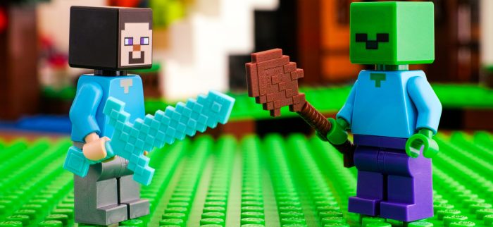 Zwei Lego-Minecraft-Männchen bekämpfen sich gegenseitig
