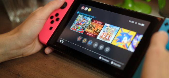 Nintendo Switch mit farbigen Joy-Cons im Einsatz