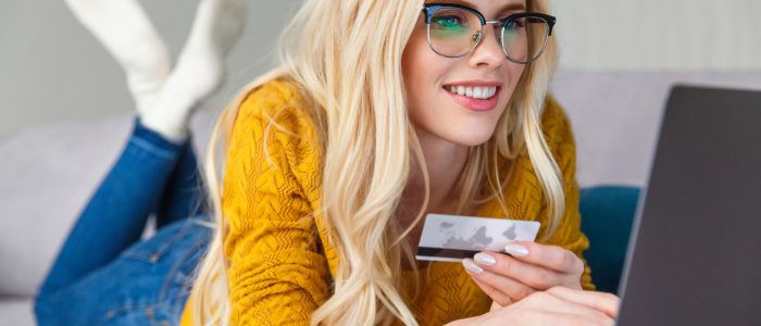 Junge Frau hinterlässt ihre Zahlungsinformationen in sicheren Online-Shops (Symbolbild)