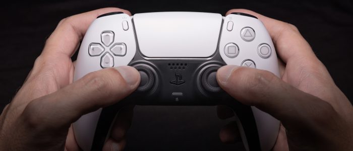 Zwei Hände halten einen PS5 Controller