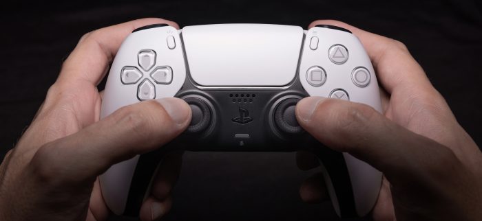 Zwei Hände halten einen PS5 Controller