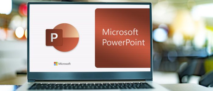 Ein Laptop mit PowerPoint-Logo