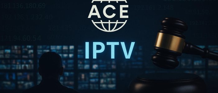 In einer dunklen Szene ist die Silhouette einer Person vor einer Wand mit Monitoren zu sehen, auf denen verschiedene Streaming-Inhalte laufen. Über der Szene ist das ACE-Logo mit dem Schriftzug „IPTV“ zu sehen. Rechts im Bild ist ein Richterhammer zu sehen, der juristische Schritte gegen IPTV-Piraterie symbolisiert. Im Hintergrund sind grüne IP-Adressen als Codezeilen zu sehen.