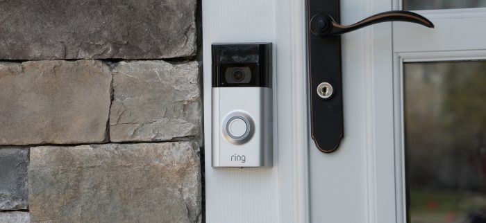 Ring-Kamera neben einer Tür