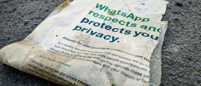 Sichere Messenger statt WhatsApp, Eine Zeitung, die mit WhatsApp auf dem Boden liegt.