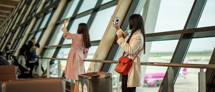 Smartphone am Flughafen