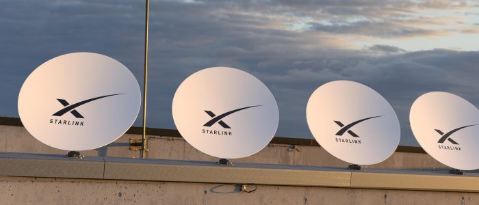 Vier Satellitenschüsseln von Starlink