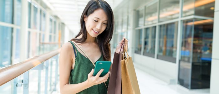 Junge Frau hat gerade beim Shopping ihre versprochene Steuerrückerstattung rausgehauen (Symbolbild)