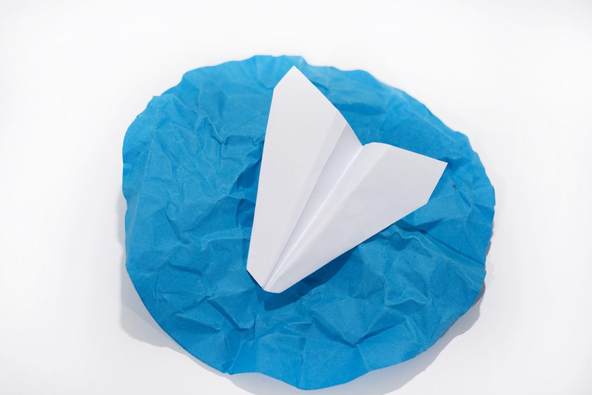 Zerknittertes Logo der Telegram-App