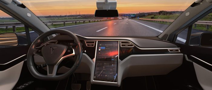 Cockpit eines auf der Autobahn fahrenden Tesla Model X