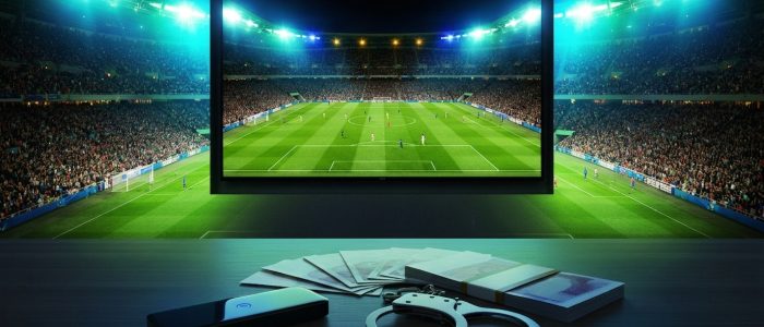 Illegale IPTV-Streams auf TV-Bildschirm neben Streaming-Stick, Bargeldstapeleien und Handschellen