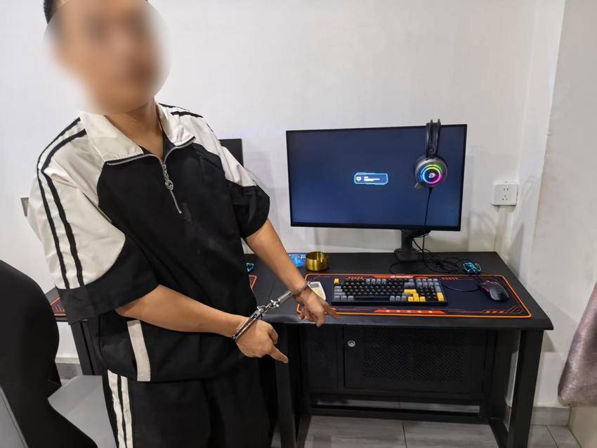Festgenommener Mann mit Handschellen nach Grafikkarten-Diebstahl in einem chinesischen E-Sport-Hotel
