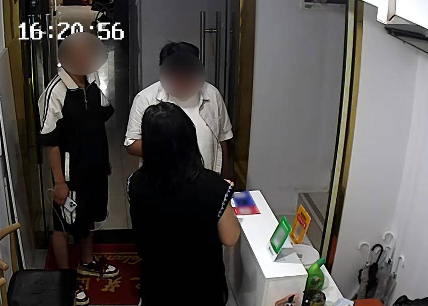Polizisten untersuchen Gaming-PCs nach dem Austausch von RTX-5080-Grafikkarten in chinesischen E-Sport-Hotels