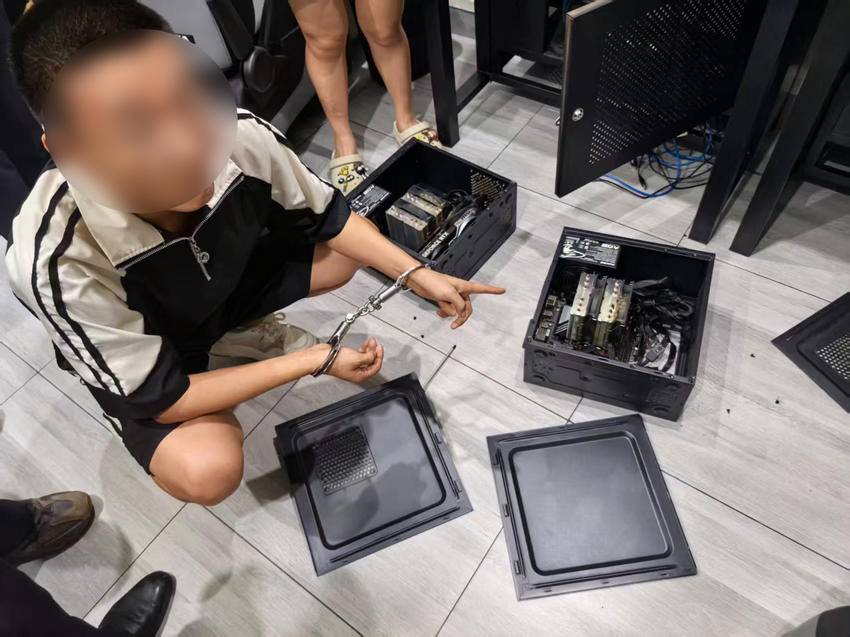 Zwei zurückgegebene RTX-5080-Grafikkarten nach dem Diebstahl in einem chinesischen E-Sport-Hotel