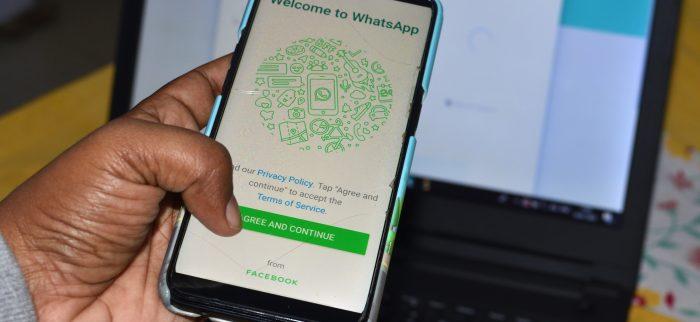 Anwender richtet ein neues WhatsApp-Konto auf seinem Smartphone ein