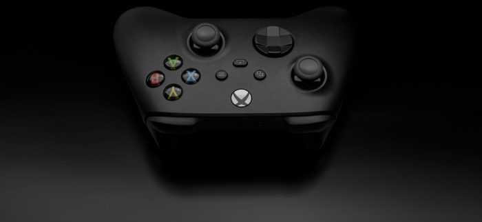 Ein schwarzer Xbox-Controller auf dunklem Untergrund