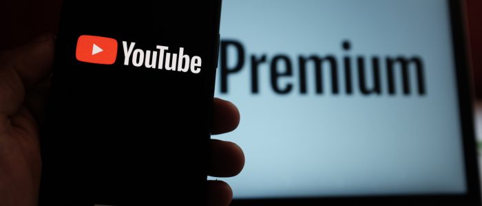 Smartphone und Notebook zeigen YouTube-Premium-Logo, dessen Features teilweise auch kostenfrei über ReVanced verfügbar sind