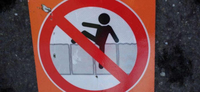 Hinweisschild in Irland: Do not climb the wall!