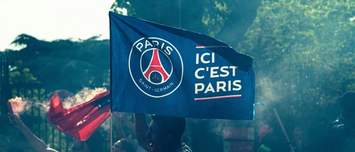französische Fans mit Flagge von Paris Saint-Germain