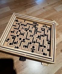 Brio-Labyrinthspiel: KI-Roboter lernt spielen.