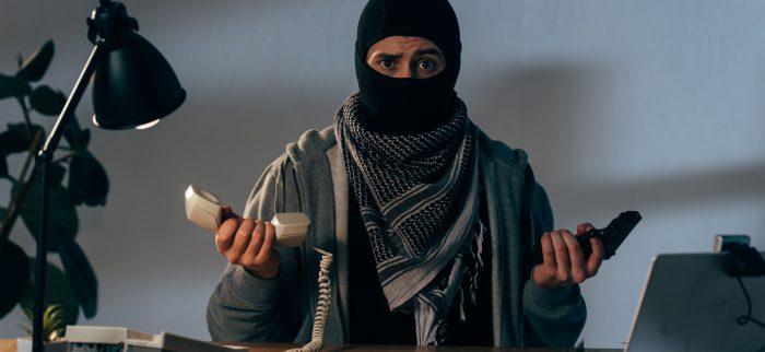 Digitale Gewalt, Terrorist, Telefon, Laptop