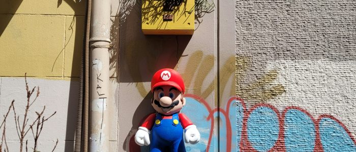 Mario hängt an der Wand.