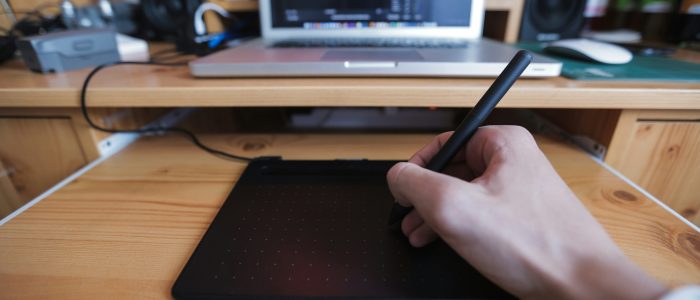 qualifizierte elektronische Signatur, jemand unterschreibt mit einer elektronischen Signatur