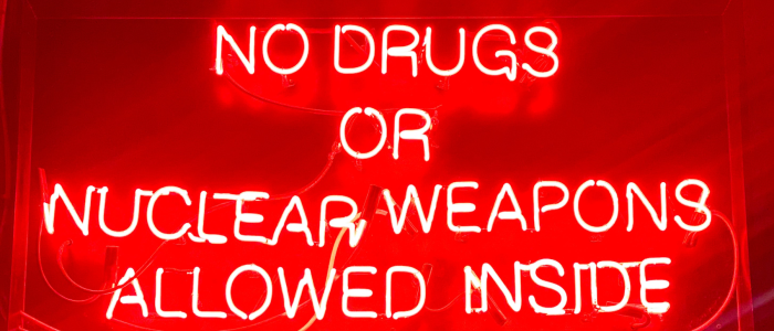 no drugs or nuclear weapons allowed inside drogendealer