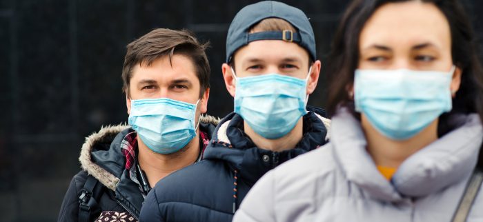 Drei Personen tragen Atemschutzmasken, um ihre Mitmenschen vor Covid-19 zu schützen