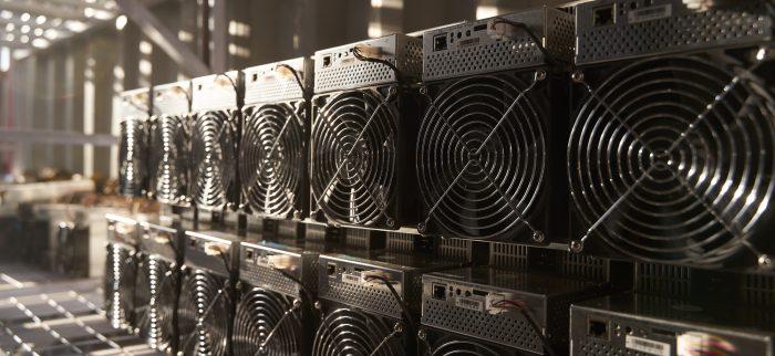 Bitcoin-Mining-Hardware in einer Lagerhalle