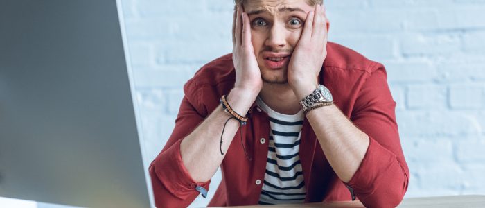 Ein schockierter Büroarbeiter, nachdem er festgestellt hat, dass seine Antiviren-Software wichtige Dateien gelöscht hat (Symbolbild)